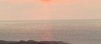 See the worlds highest tides and stay in this splendid 2 bedroom cottage