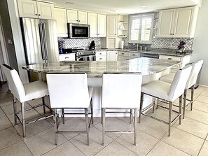 Private kitchen - 2 Bedroom Condo On The Water in gated Marina and Golf Course Community (Punta Gorda)