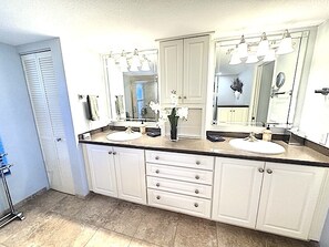 Bathroom - 2 Bedroom Condo On The Water in gated Marina and Golf Course Community (Punta Gorda)