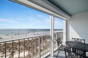 Outdoor dining - Summerchase 305 by Liquid Life (Orange Beach)