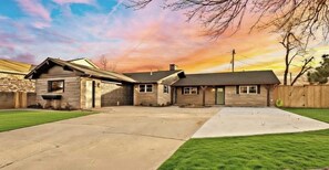 Exterior - 1 BDR NW OKC, Duplex, Private Garage, Side Yard, 5 min from Baptist Hospital, 15 min from OU Med (Oklahoma City)