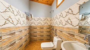 Superior Room | Bathroom | Shower, towels, soap, shampoo
