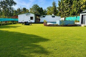 Garden view - The Evergreen Hotel (Ramnagar)