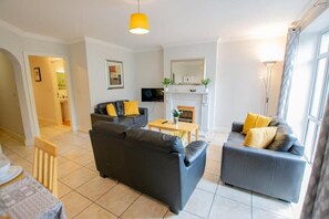 Living area - Superb Duplex by Shortstays with Parking (Galway)