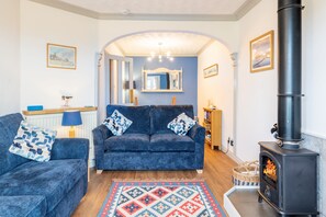 TV, fireplace - Cliftop Cottage, East Runton, Norfolk (East Runton)