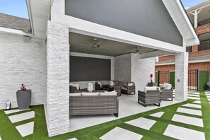 Property grounds - Critter's Cove-Book for graduation & football weekends!  Complex Pool & more! (Tuscaloosa)