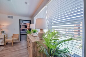 Interior - Critter's Cove-Book for graduation & football weekends!  Complex Pool & more! (Tuscaloosa)