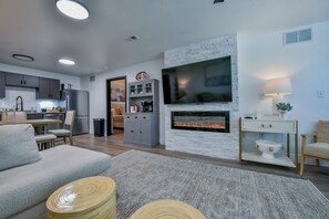 Living area - Critter's Cove-Book for graduation & football weekends!  Complex Pool & more! (Tuscaloosa)