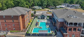 Critter's Cove-Book for graduation & football weekends!  Complex Pool & more!