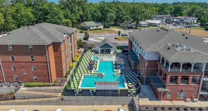 Critter's Cove-Book for graduation & football weekends! Complex Pool & more!
