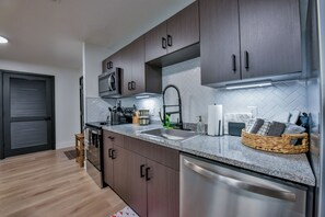 Réfrigérateur, four à micro-ondes, un four, surface de cuisson