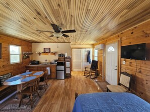 1 bedroom, WiFi, bed sheets - Adorable couples retreat in Frenchburg with easy access to the Red River Gorge (Frenchburg)
