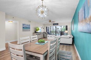 Smart TV - ☀Quick Walk To Beach🌴Large Pool Deck-Pool/Hot Tub/Chairs🐬Golden Shores 210🐠 (Indian Shores)