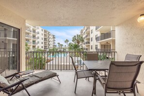 Outdoor dining - ☀Quick Walk To Beach🌴Large Pool Deck-Pool/Hot Tub/Chairs🐬Golden Shores 210🐠 (Indian Shores)