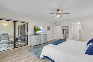 2 bedrooms, iron/ironing board, free WiFi, bed sheets - ☀Quick Walk To Beach🌴Large Pool Deck-Pool/Hot Tub/Chairs🐬Golden Shores 210🐠 (Indian Shores)