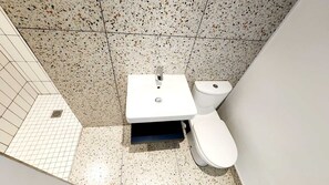 Doccia, asciugamani, sapone, carta igienica