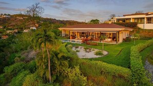 Una casa moderna con piscina, immersa nel verde e circondata da dolci colline.
