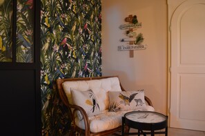 Interior - Une Halte Quelque Part (Cheminot)