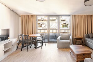 Penthouse, Balcony, City View | Living area | 40-inch Smart TV with cable channels, Netflix, streaming services - B. POLAT (Istanbul)