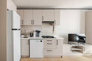 Apartemen, pemandangan kota | Dapur pribadi | Lemari es, microwave, kompor, dan mesin pencuci piring