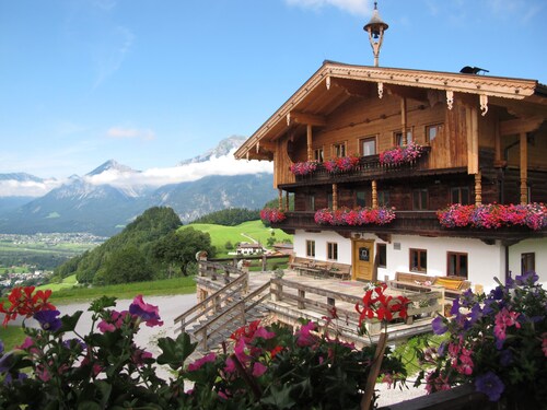 Cozy vacation apartment in a quiet location with a wonderful view over the Inn Valley