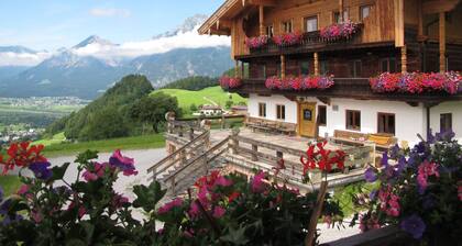 Cozy vacation apartment in a quiet location with a wonderful view over the Inn Valley