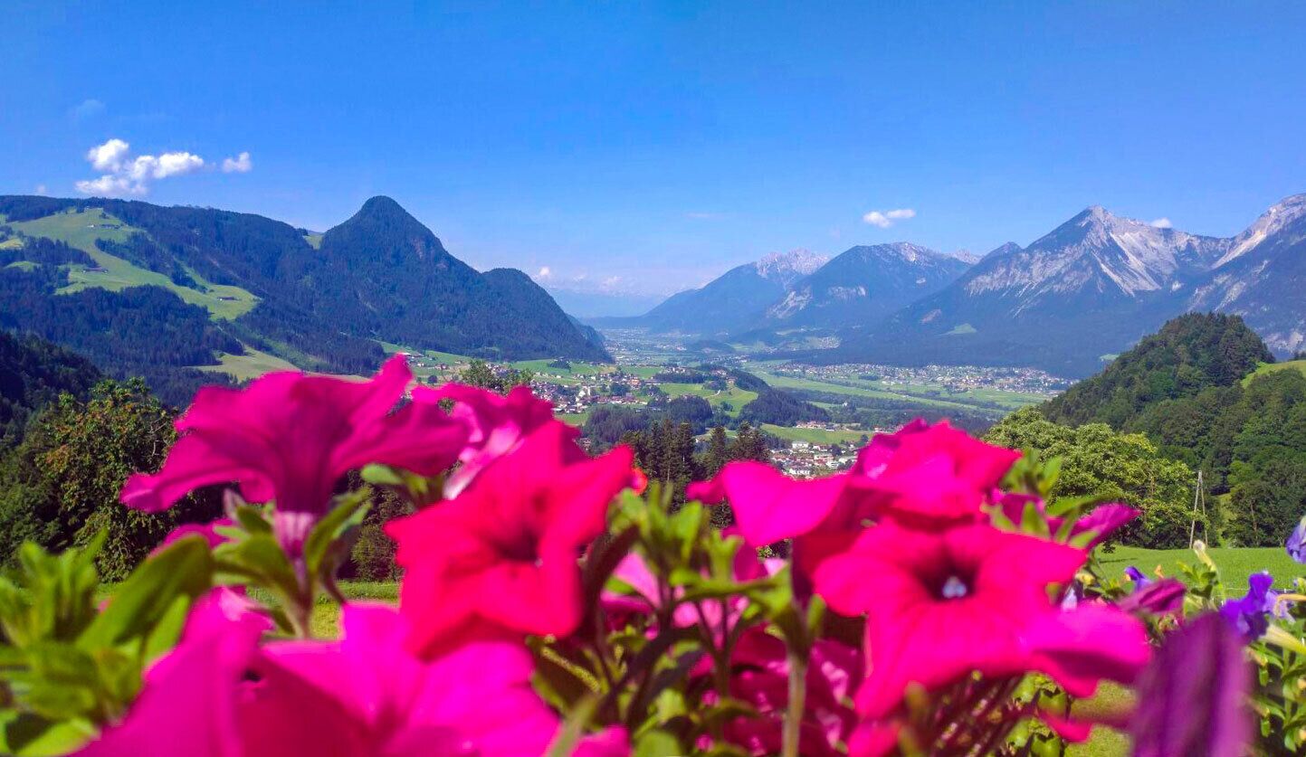 Un paisaje montañoso con un valle y un pueblo a lo lejos.