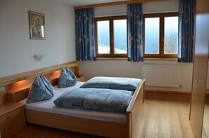 Room - Cozy vacation apartment in a quiet location with a wonderful view over the Inn Valley (Brixleg)