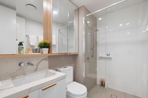 Douche, sèche-cheveux, serviettes fournies, savon
