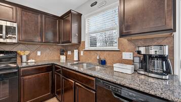 House, 3 Bedrooms | Private kitchen