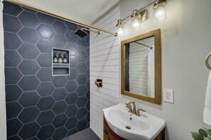 Doccia, asciugacapelli, asciugamani, sapone