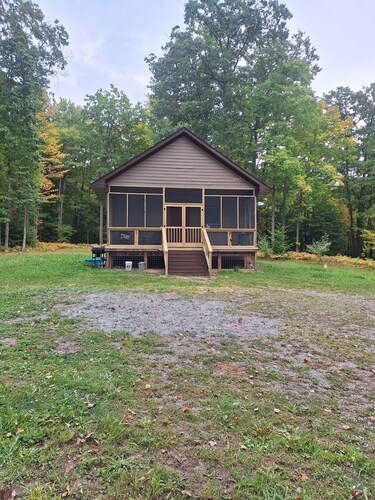 Perfect 2-bedroom house in Evart for a secluded relaxing getaway!