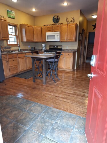 Perfect 2-bedroom house in Evart for a secluded relaxing getaway!