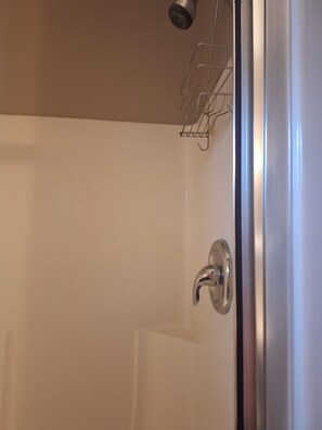 Douche, serviettes fournies, savon, papier toilette