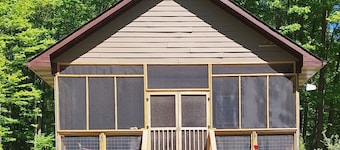 Perfect 2-bedroom house in Evart for a secluded relaxing getaway!