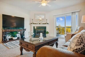 Smart TV, fireplace - Three Bedroom Two Bathroom Condo in Pigeon Forge| Near Dollywood| Sleeps 8 (Pigeon Forge)