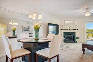 Dining - Three Bedroom Two Bathroom Condo in Pigeon Forge| Near Dollywood| Sleeps 8 (Pigeon Forge)