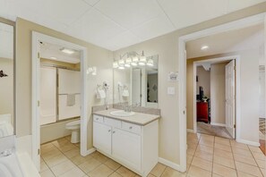 Jetted bath, hair dryer, towels - Two bedroom, two bath condo| Near the Old Mill District| Dollywood| Sleeps 6 (Pigeon Forge)
