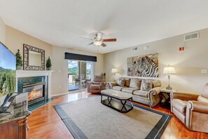 Smart TV, fireplace - Two bedroom, two bath condo| Near the Old Mill District| Dollywood| Sleeps 6 (Pigeon Forge)
