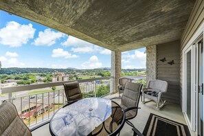 Outdoor dining - Two Bedroom, Two bathroom Condo in Pigeon Forge| Near Dollywood| Sleeps 6 (Pigeon Forge)