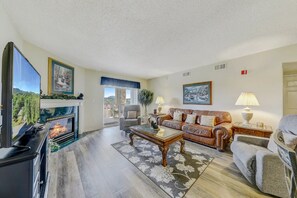 Smart TV, fireplace - Two Bedroom, Two bathroom Condo in Pigeon Forge| Near Dollywood| Sleeps 6 (Pigeon Forge)