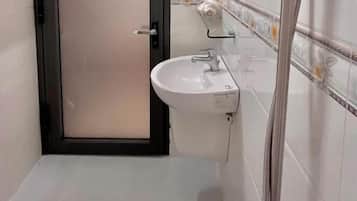 Habitación doble familiar, vista a la ciudad | Baño