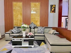 Habitación familiar doble, vistas a la ciudad | Interior