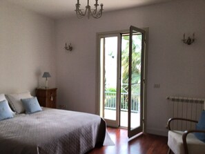 3 bedrooms, iron/ironing board, free WiFi, bed sheets - WELCOME In (Sicilia)