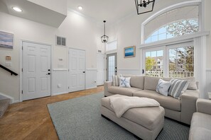 TV, fireplace, books - SPACIOUS TOWNHOUSE IN AMENITY-RICH COMMUNITY (Berlin)