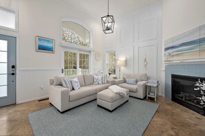 TV, fireplace, books - SPACIOUS TOWNHOUSE IN AMENITY-RICH COMMUNITY (Berlin)