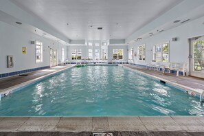 Indoor pool - SPACIOUS TOWNHOUSE IN AMENITY-RICH COMMUNITY (Berlin)