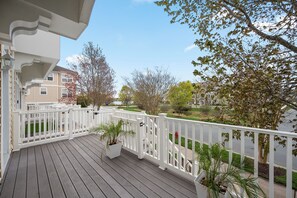Terrace/patio - SPACIOUS TOWNHOUSE IN AMENITY-RICH COMMUNITY (Berlin)