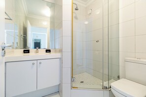 Bathroom - The Waterclub Luxe Beach Home (Cape Town)