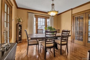 Dining - Cozy 4-bedroom house with AC near Niagara Falls attractions (Niagara Falls)